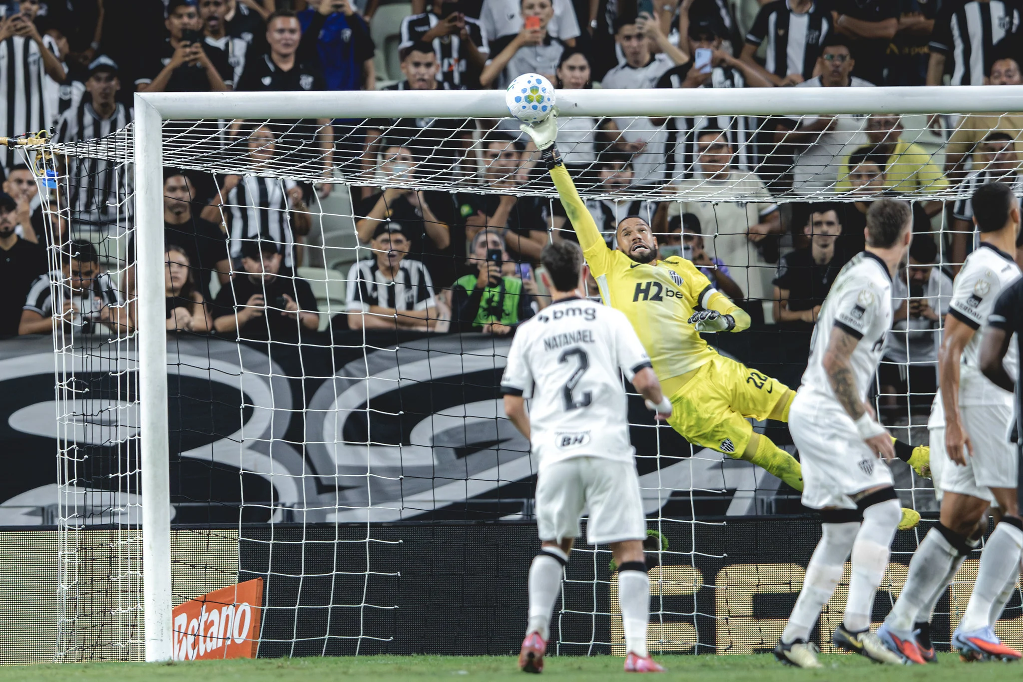 Atlético sofre no Castelão, mas Everson brilha e garante classificação na Copa do Brasil