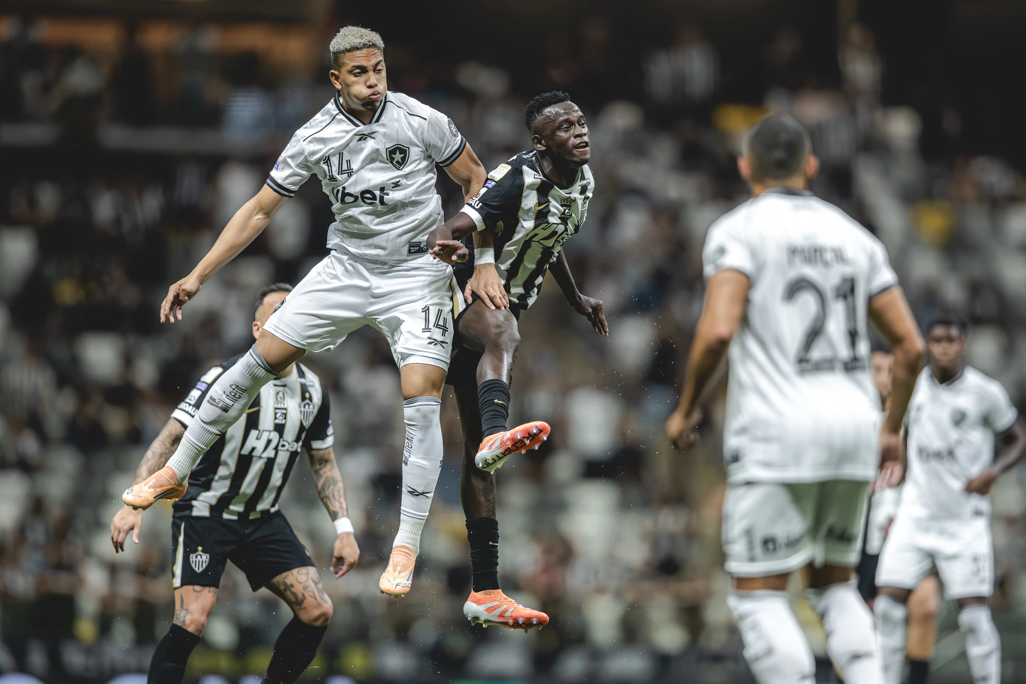 Atlético vacila, leva gol nos minutos finais e só empata contra o Botafogo no Brasileirão