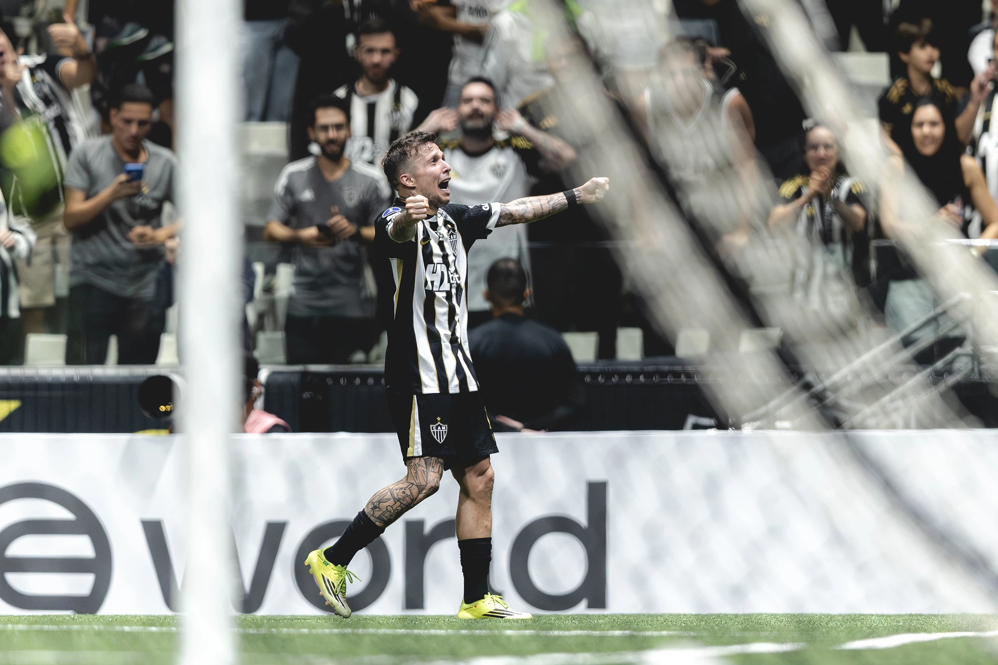 Com gol de Bernard, Atlético vence o Puerto Cabello e está nas oitavas da Sul-Americana