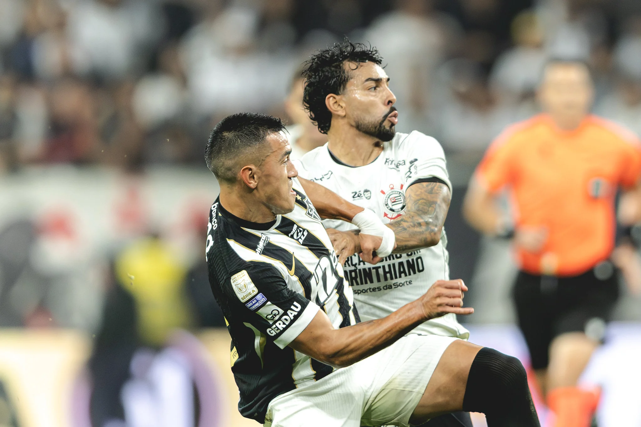 Sem eficiência no ataque, Atlético leva gol no fim e perde para o Corinthians.