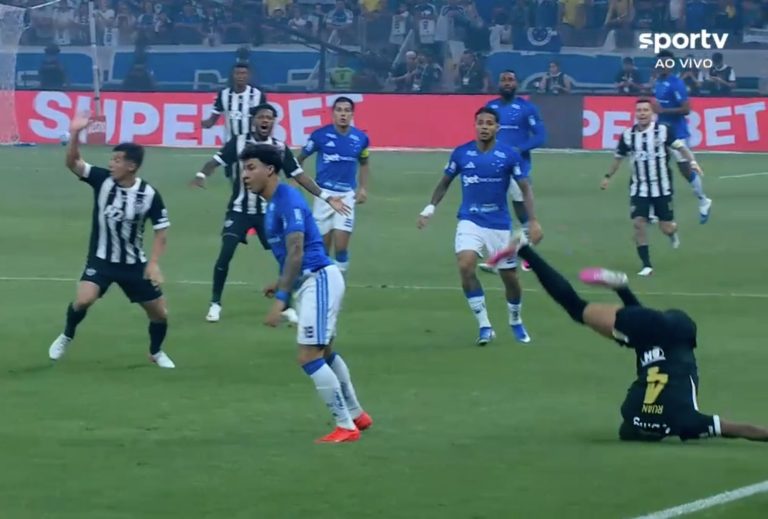 Atlético aciona STJD e pede punição a Kaio Jorge por entrada desleal em Ruan Tressoldi