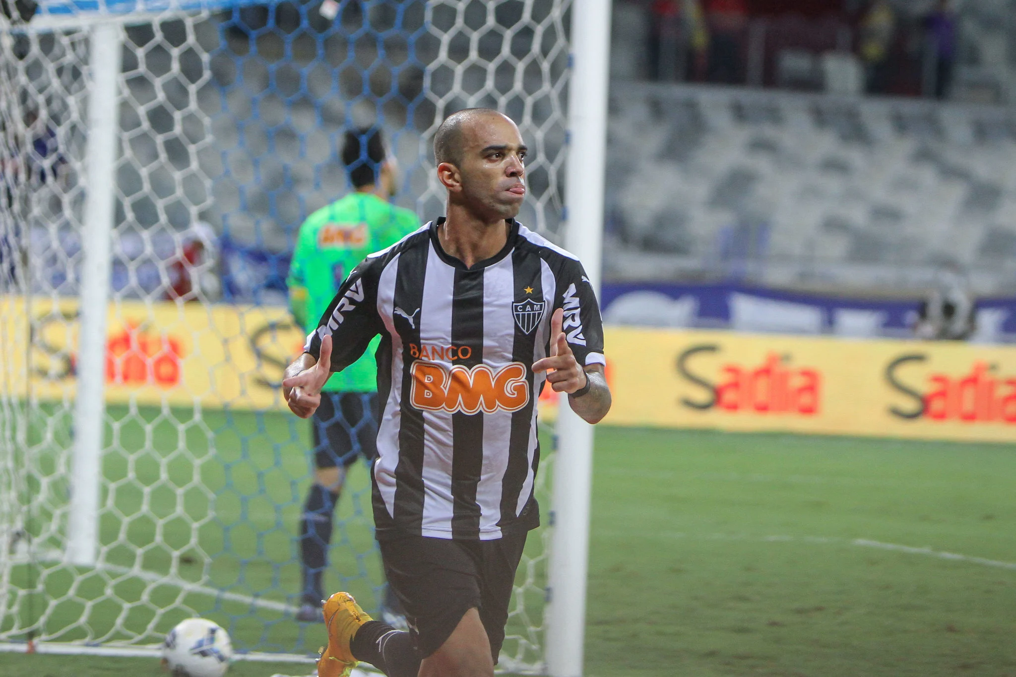 Tardelli comemorando gol sobre o rival na Copa do Brasil de 2014