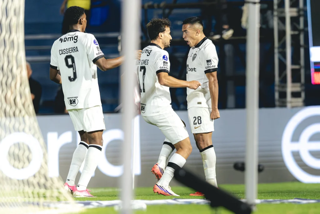 Dupla lei do ex funciona, Atlético vence o Bragantino e sai em vantagem na Sul-Americana
