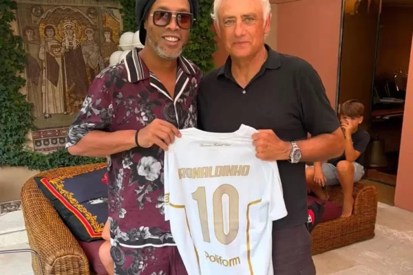 Ídolo do Atlético, Ronaldinho defenderá clube da terceira divisão na Itália