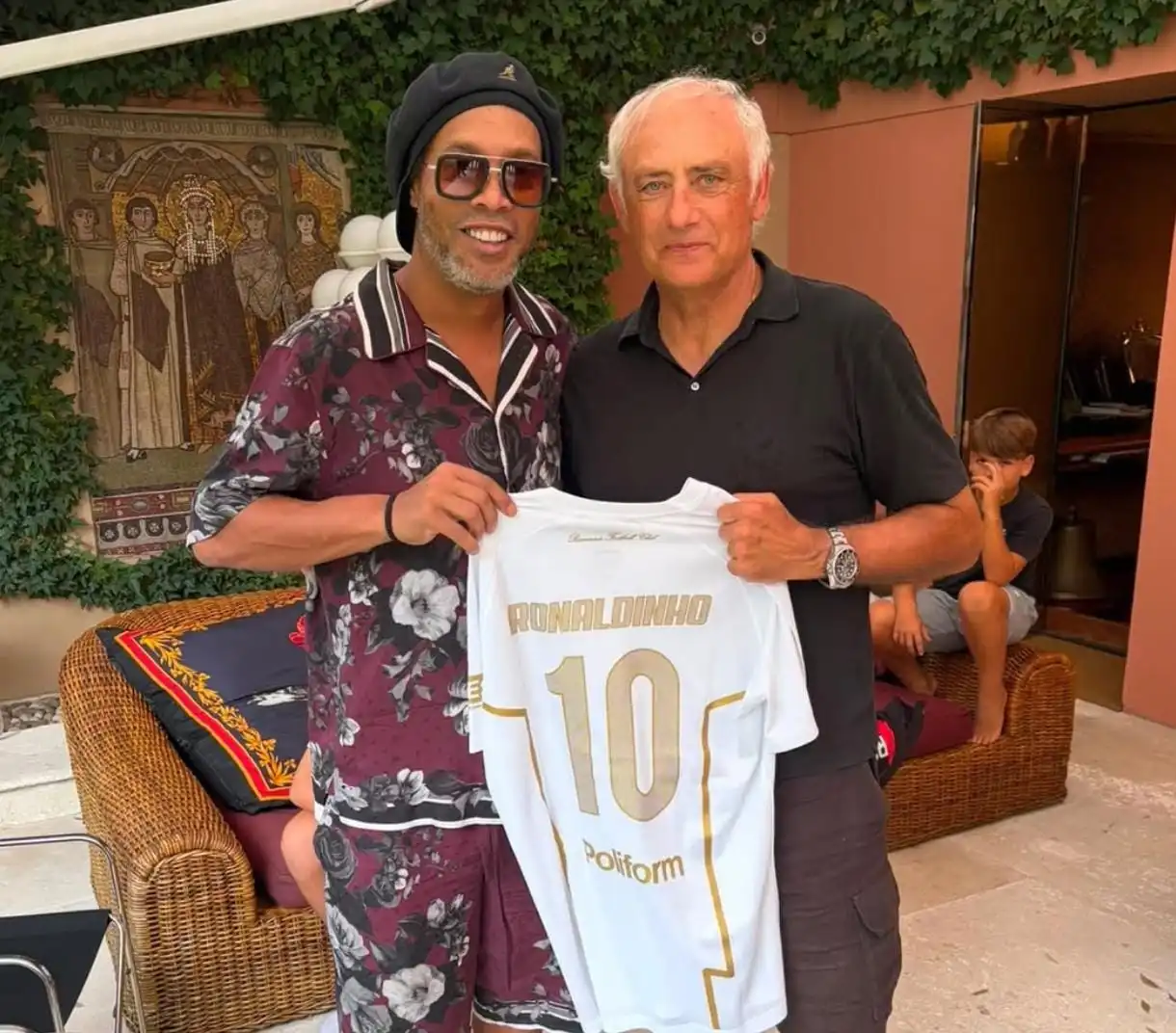 Ídolo do Atlético, Ronaldinho defenderá clube da terceira divisão na Itália