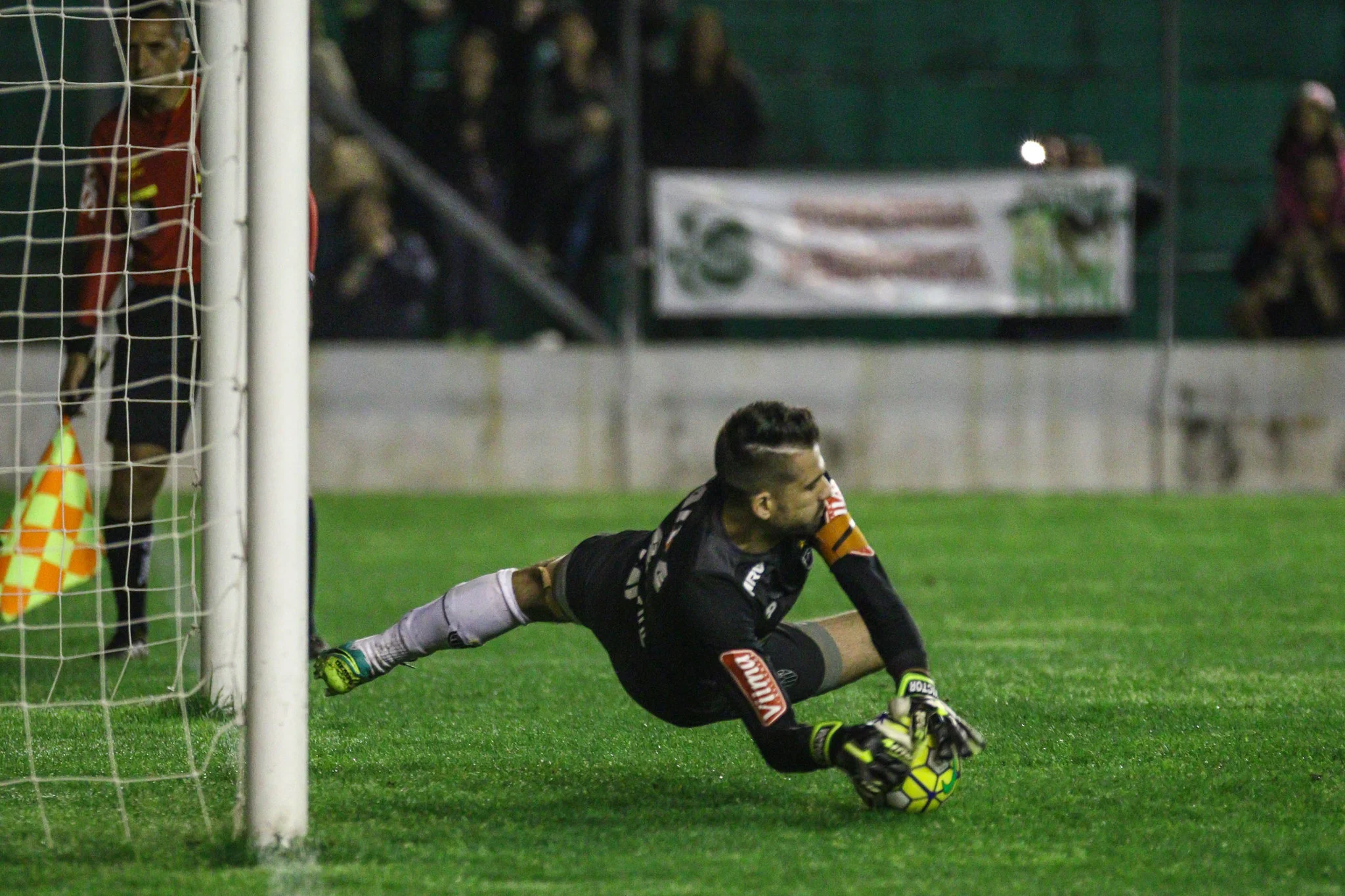 No último duelo entre Galo e Juventude pela Copa do Brasil, o clube mineiro se classificou para as semifinais, graças a mais um milagre do goleiro São Victor.