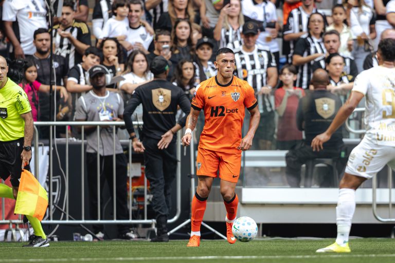 Cuello avalia nova camisa laranja do Atlético e dispara: “não se compara ao preto e branco”