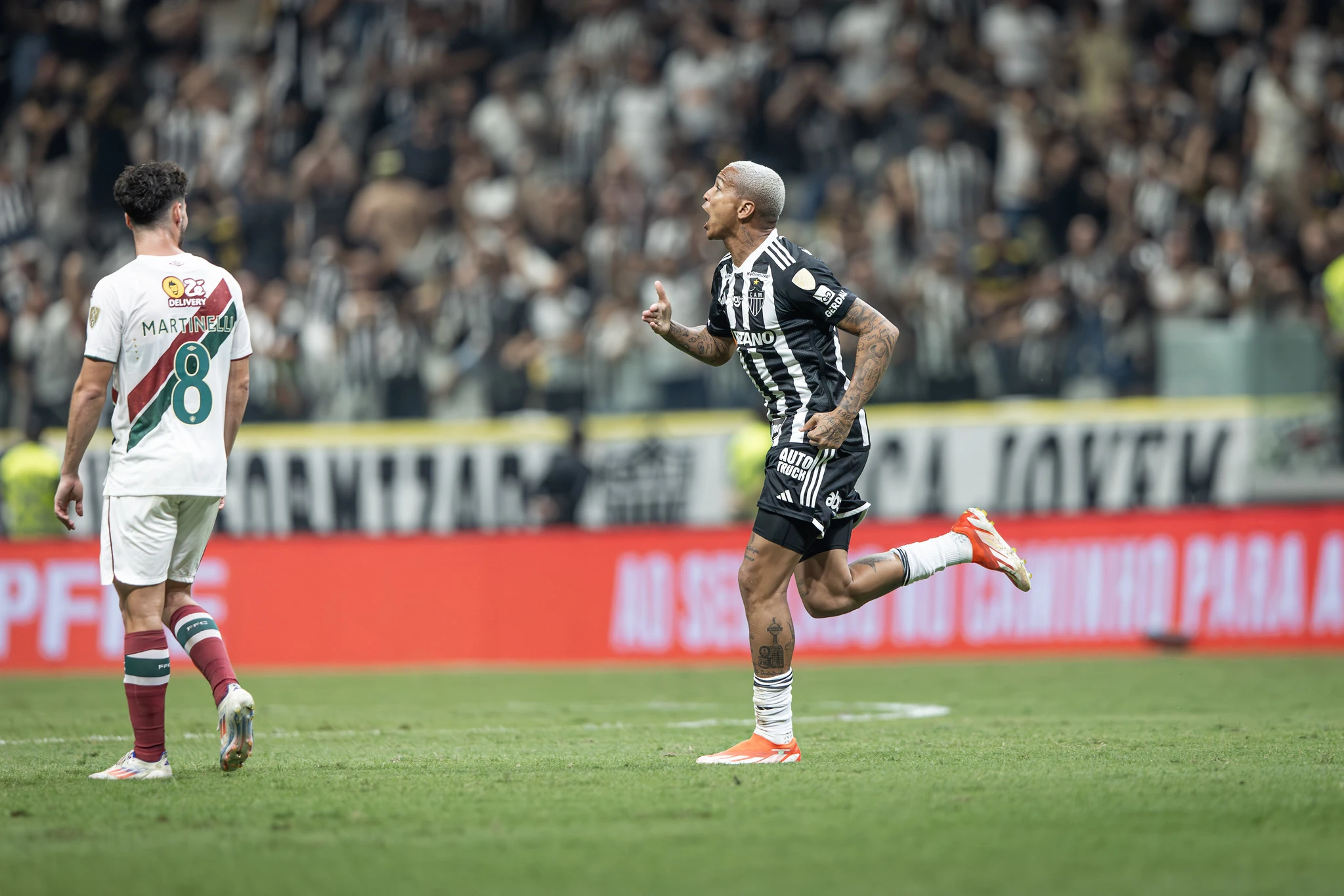 Deyverson comemorando um dos gols da vitória diante o Fluminense, pela Libertadores de 2024.