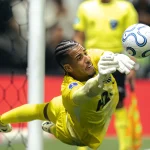 Em noite heroica, Delfim defende três pênaltis e coloca o Atlético nas semifinais da Sul-Americana