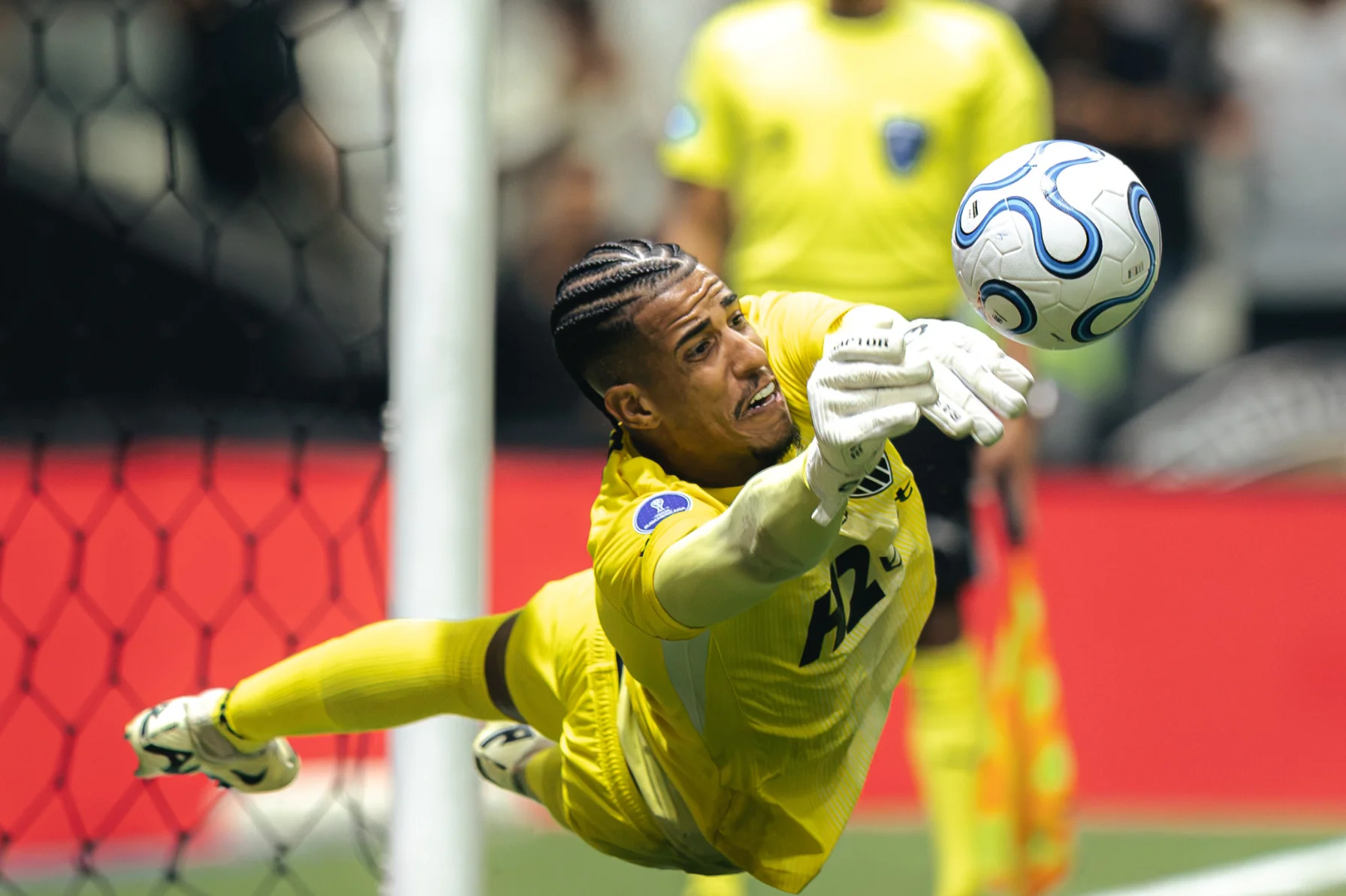 Em noite heroica, Delfim defende três pênaltis e coloca o Atlético nas semifinais da Sul-Americana