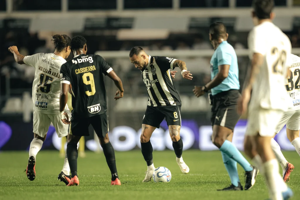 Erros defensivos custam caro, Atlético leva dois gols e é derrotado pelo Santos na Sul-Americana