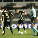 Erros defensivos custam caro, Atlético leva dois gols e é derrotado pelo Santos na Sul-Americana