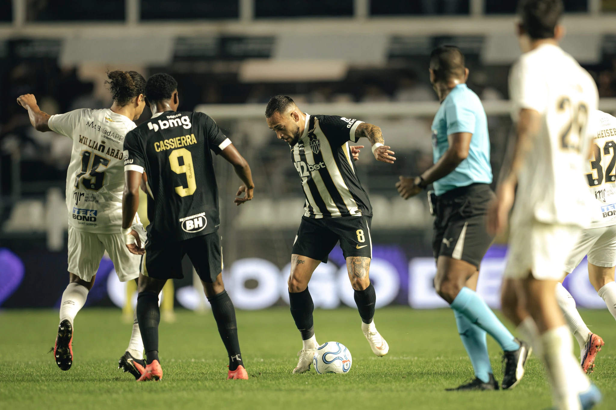 Erros defensivos custam caro, Atlético leva dois gols e é derrotado pelo Santos na Sul-Americana