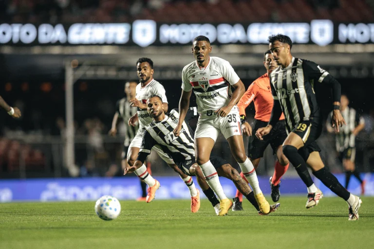Sem inspiração, Atlético cai diante do São Paulo e perde sequência de 14 jogos sem derrota