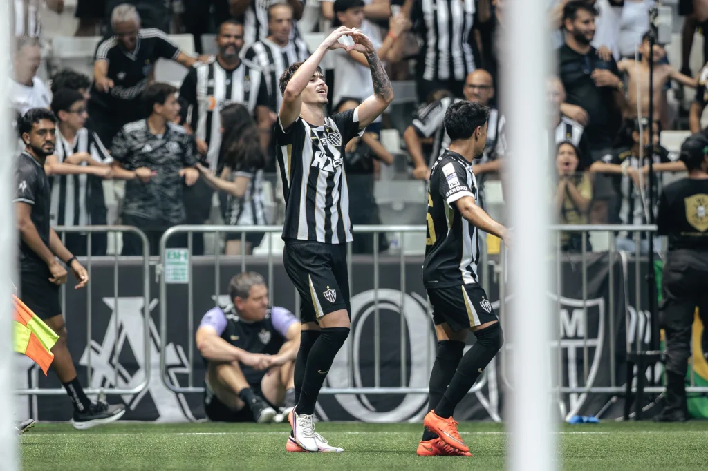 Vitão faz o primeiro gol como profissional e Atlético bate o Fluminense por 3 a 1, em casa, pelo Brasileirão