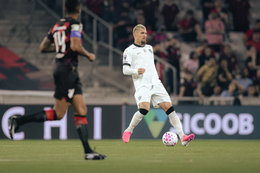 Athletico-PR e Atlético fazem jogo intenso e empatam em 2 a 2 em Curitiba.
