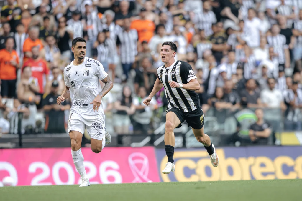 Com golaço de voleio, Atlético vence o Santos de virada na Arena MRV